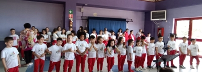 SANTA MARIA DEL CEDRO. Emozioni, creatività e grandi sorprese per gli alunni dell’Istituto Paolo Borsellino di Santa Maria del Cedro.   L’editore Ilario Giuliano partecipa attivamente alla festa di fine anno della primaria di Via Lavinium. 