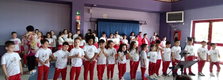 SANTA MARIA DEL CEDRO. Emozioni, creatività e grandi sorprese per gli alunni dell’Istituto Paolo Borsellino di Santa Maria del Cedro.   L’editore Ilario Giuliano partecipa attivamente alla festa di fine anno della primaria di Via Lavinium. 