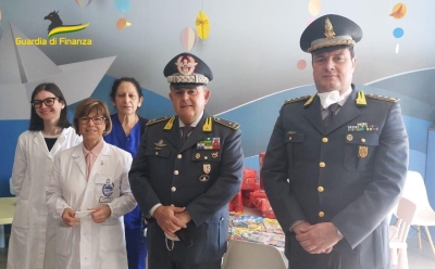 GDF CATANZARO: VISITA DEL COMANDANTE PROVINCIALE DI CATANZARO PRESSO IL REPARTO DI EMATOLOGIA E ONCOLOGIA PEDIATRICA CITTADINO.