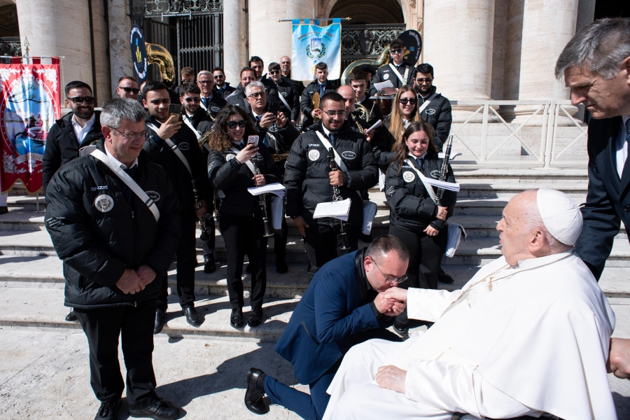 La Banda Musicale di Santa Maria del Cedro incontra il Papa e suona nel centro di Roma