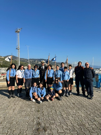 Cetraro: i ragazzi del gruppo “Agesci Paola 1” visitano la Guardia Costiera per la Giornata del Mare.