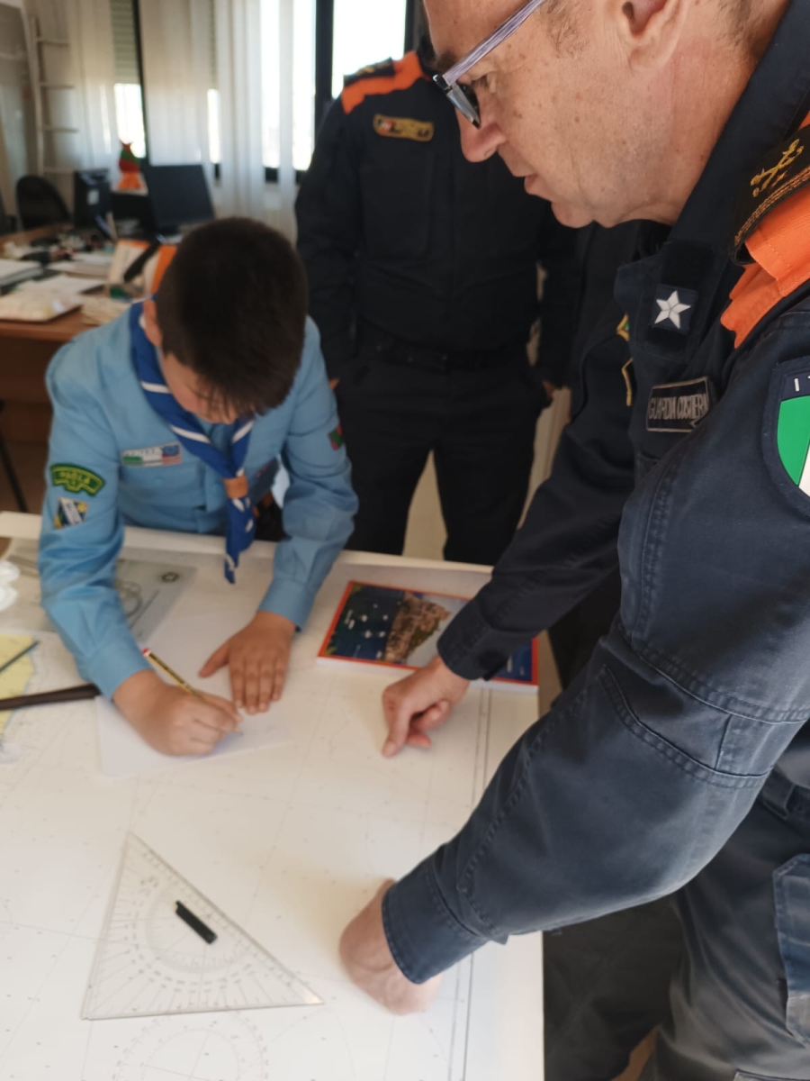 Cetraro: i ragazzi del gruppo “Agesci Paola 1” visitano la Guardia Costiera per la Giornata del Mare.