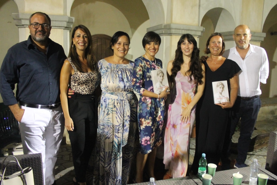 SCALEA. Grande partecipazione per la presentazione de “La grande sete” di Erica Cassano, nell’ambito della rassegna “Visioni d’Autore – Scalea Cultura”