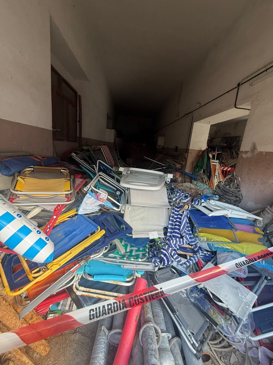 Continua l’operazione “Mare e Laghi Sicuri 2026” della Guardia Costiera di Cetraro, congiuntamente con la Polizia Locale di Belvedere Marittimo (CS), per liberare l’arenile occupato.