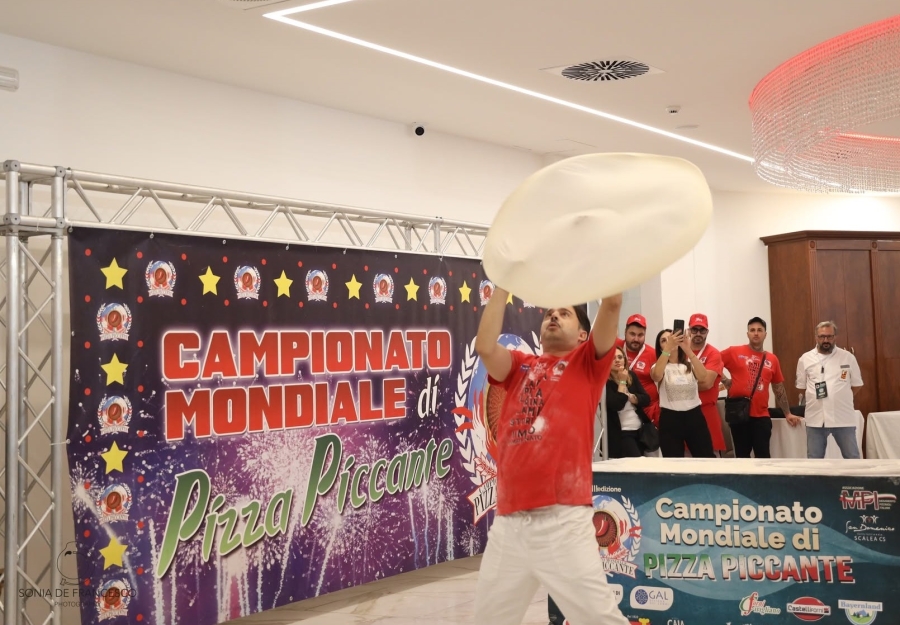 GRISOLIA. Al via il 25° Campionato Mondiale di Pizza Piccante: in gara pizzaioli da 16 Paesi  Tre giornate di competizioni al Cormorano Resort. La manifestazione del Movimento Pizzaioli Italiani festeggia le Nozze d’Argento 