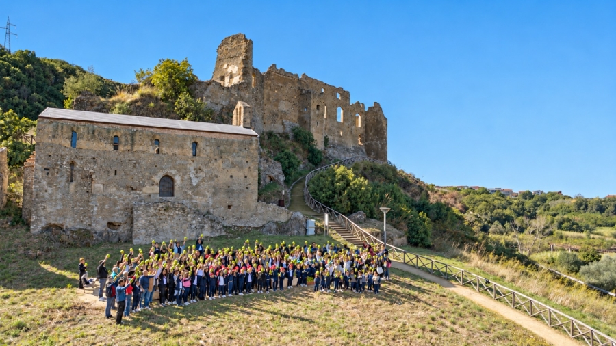 SANTA MARIA DEL CEDRO. “Viva la pace per tutti”: gli alunni del “Paolo Borsellino” protagonisti al Castello di San Michele