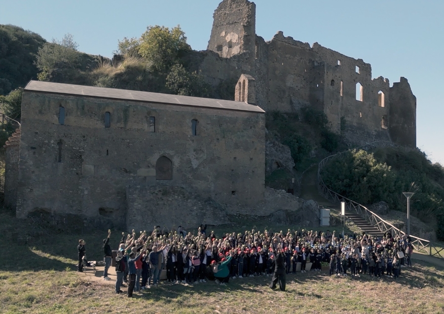 SANTA MARIA DEL CEDRO. “Viva la pace per tutti”: gli alunni del “Paolo Borsellino” protagonisti al Castello di San Michele