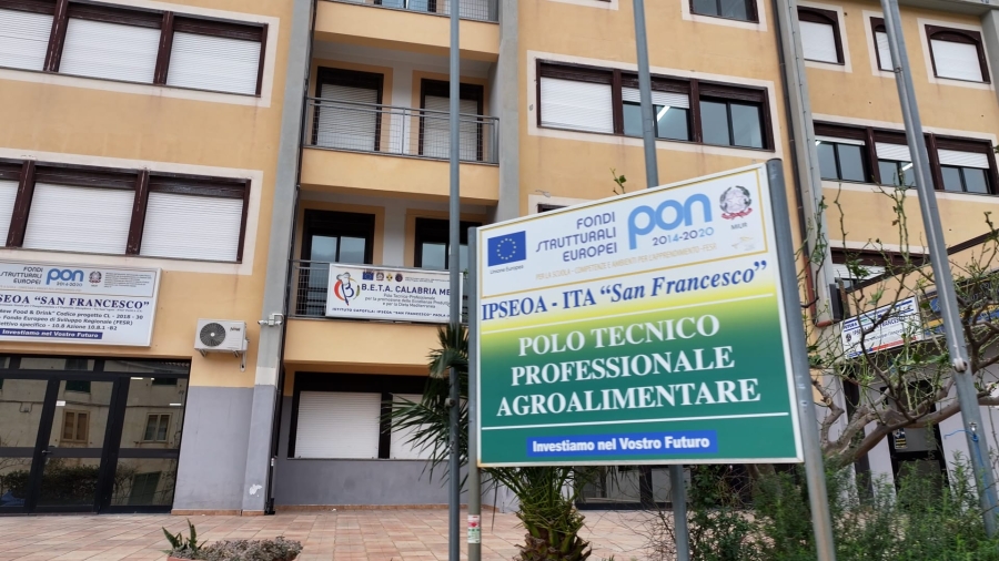 PAOLA. Grimaldi Lines, anche studenƟ dell’IPSEOA di Paola tra gli idonei alle selezioni Dalla giornata informaƟva promossa dal Centro per l’Impiego all’interno dell’IsƟtuto una concreta opportunità di accesso al mondo del lavoro