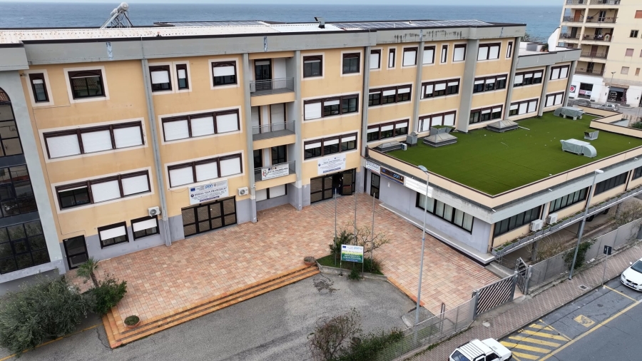 PAOLA. Grimaldi Lines, anche studenƟ dell’IPSEOA di Paola tra gli idonei alle selezioni Dalla giornata informaƟva promossa dal Centro per l’Impiego all’interno dell’IsƟtuto una concreta opportunità di accesso al mondo del lavoro