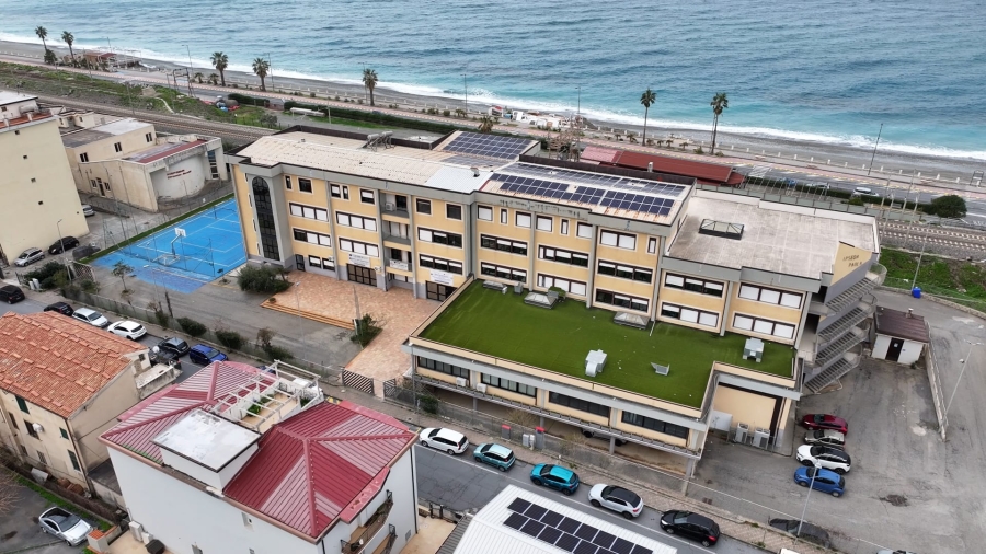 PAOLA. Grimaldi Lines, anche studenƟ dell’IPSEOA di Paola tra gli idonei alle selezioni Dalla giornata informaƟva promossa dal Centro per l’Impiego all’interno dell’IsƟtuto una concreta opportunità di accesso al mondo del lavoro