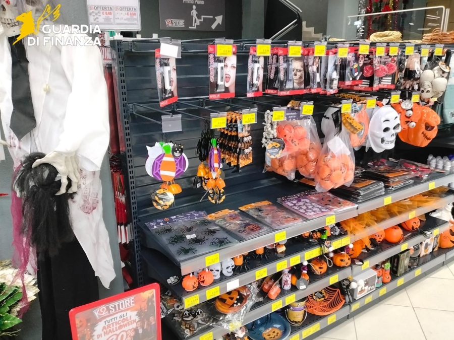 CETRARO. GDF COSENZA: SEQUESTRATI 300 MILA ARTICOLI DECORATIVI IN VISTA DELL’IMMINENTE FESTIVITÀ DI “HALLOWEEN” NON CONFORMI AGLI STANDARD DI SICUREZZA.